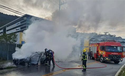 Carro pega fogo em Florianópolis e causa filas em diversos pontos da