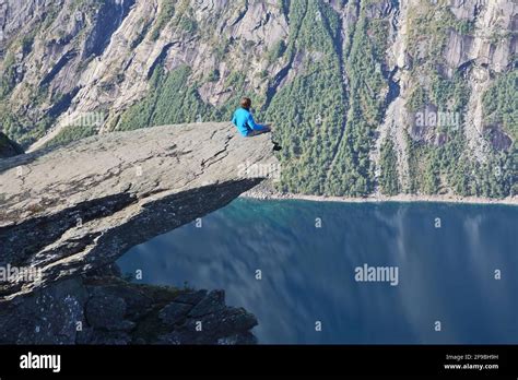 Trolltunga trolls tongue rock norway fotografías e imágenes de alta