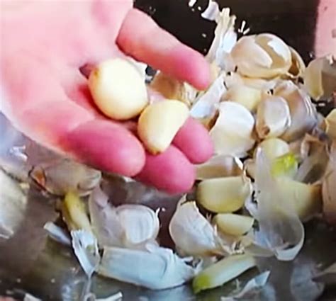 20 Second Garlic Peeling Hack