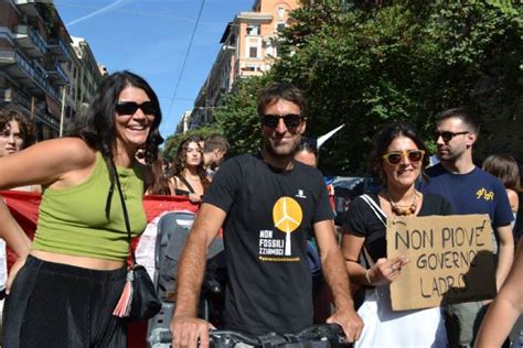 Fridays For Future Gli Attivisti Tornano In Piazza Per La