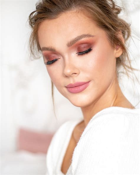 Simple Burgundy Eyeshadow Soft Glam Makeup Look