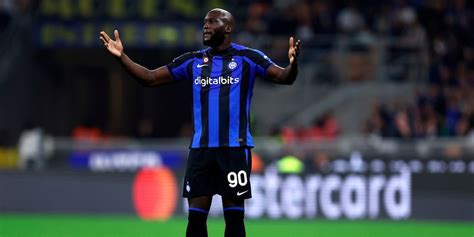 Inter Lukaku Blinda La Difesa