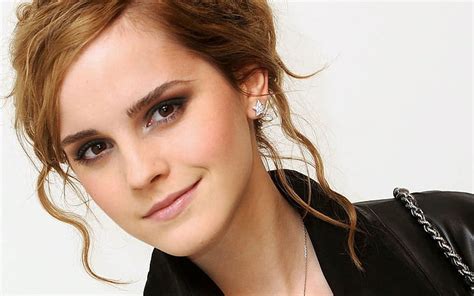 Femmes Brune Emma Watson Souriant Queue De Cheval Fond Blanc Fond