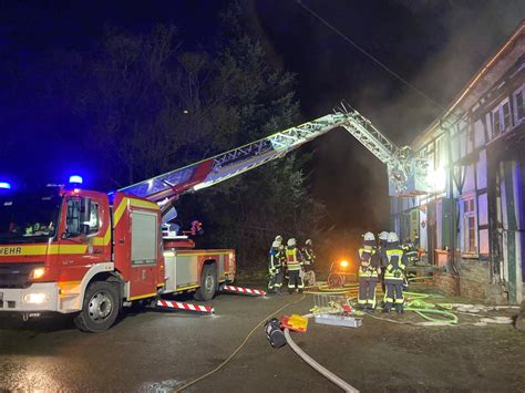 FW EN 50 Einsatzkräfte bekämpfen Brand eines Fachwerkhauses