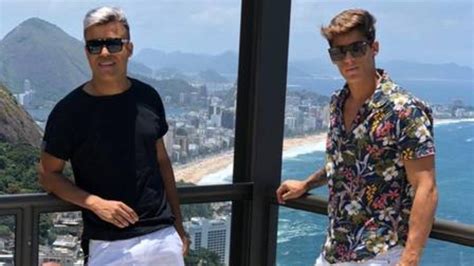 Namorado da mãe de Neymar Tiago Ramos viveu trisal casal gay de