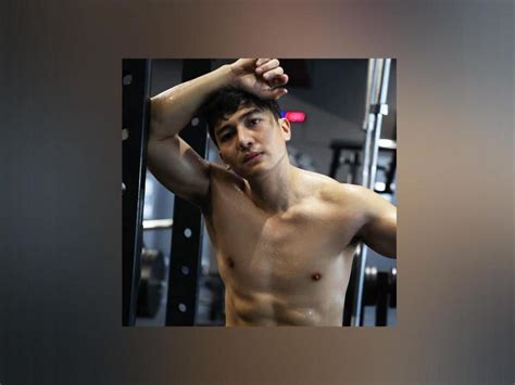 Jak Roberto serves hot pandesal on latest gym photos | GMA Entertainment