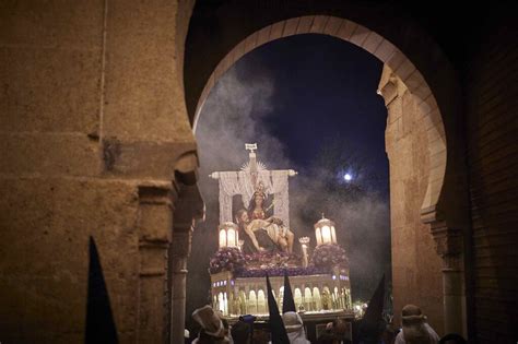 Las mejores fotos de la noche del Sábado Santo en Granada