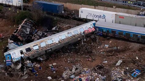 Impactante Choque De Trenes En Grecia Deja Al Menos Muertos Y