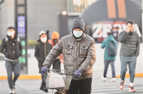 图说│阳光在线难敌寒潮余威，“冻人”节奏持续，羽绒服还得再裹紧点