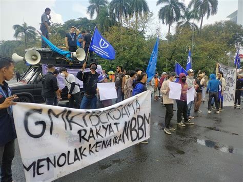 Tolak Kenaikan Bbm Rombongan Mahasiswa Bem Si Berdemo Di Patung Kuda