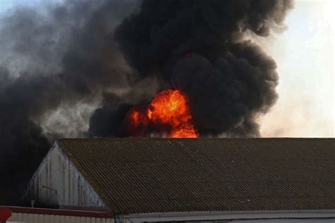 Im Genes Del Incendio De La Nave De Pinturas Del Pol Gono Industrial