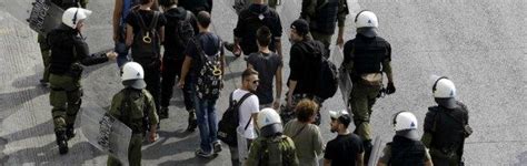 Grecia Scontri Tra Polizia E Manifestanti Ad Atene Un Morto Il