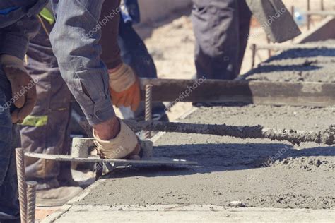 Trabajador De La Construcci N Nivelaci N Pavimento De Hormig N Al Aire