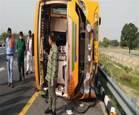 Accident At Agra Lucknow Expressway लखनऊ आगरा एक्सप्रेस वे पर पलटी बस 18 घायल Bus Overturns