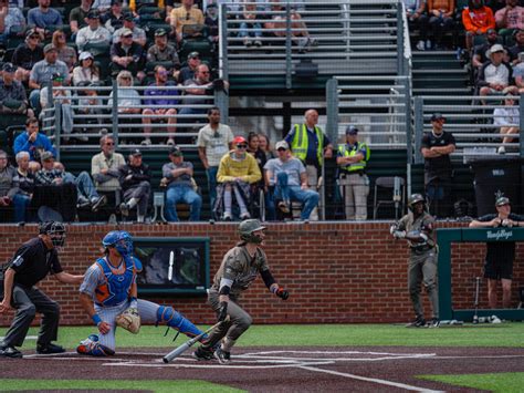 Vanderbilt falls to Florida in series finale – The Vanderbilt Hustler