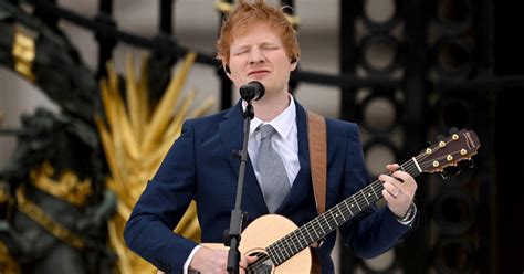 Ed Sheeran surprend un fan et l invite sur scène pour partager un duo