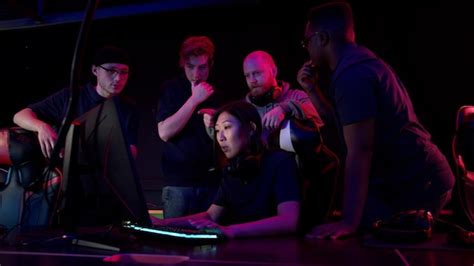 Mujer Usando Computadora Por Amigos En El Cuarto Oscuro Foto Premium