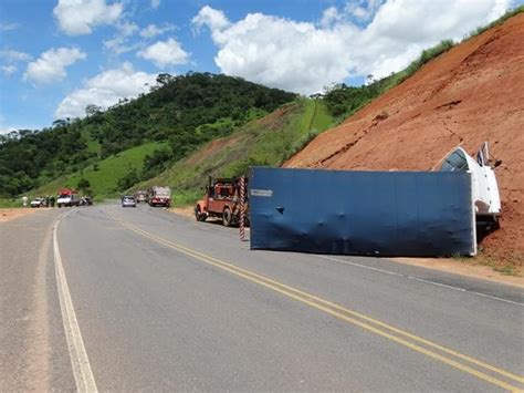 G Acidente Entre Carro E Caminh O Deixa Feridos Na Br Em