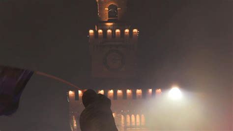 L Inter Vince Lo Scudetto A Milano Fuochi D Artificio In Piazza