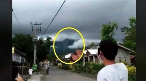 Video Viral Keluarnya Air Dengan Deras Dari Puncak Gunung Galunggung