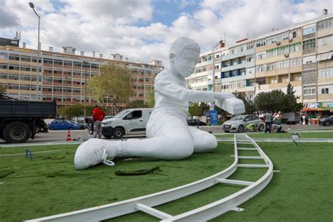 Escultura de Ricardo Romero instalada na praça do Brasil Setúbal Mais