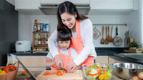 Ketahui Manfaat Memasak Bersama Anak - Yup