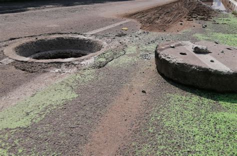 Coladeras sin tapa en Paseo de la Constitución Reqronexion