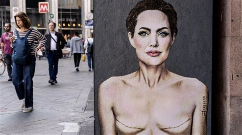 A Milano Compare Un Murale Di Angelina Jolie Con I Segni Della