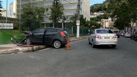 Motorista Perde Controle De Carro E Bate Em Muro No Centro De Vit Ria