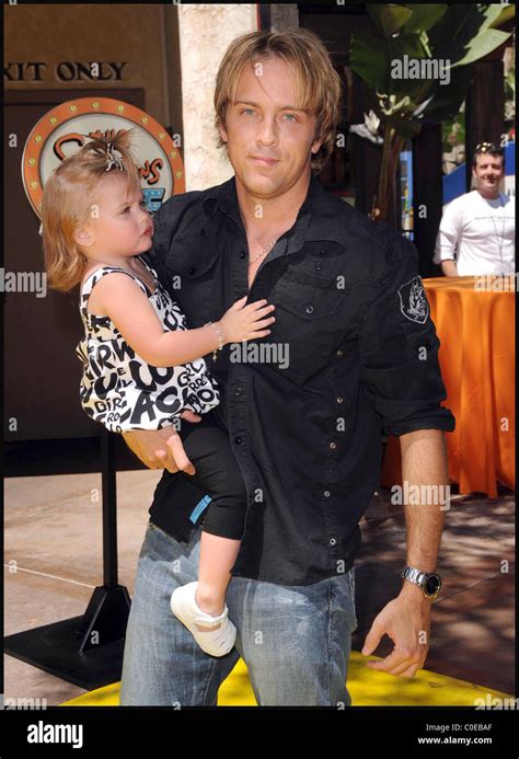 Larry Birkhead et sa fille Dannielynn Ouverture de The Simpsons Ride à