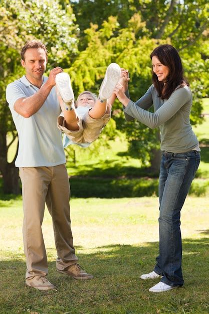 Familia Alegre En El Parque Foto Premium