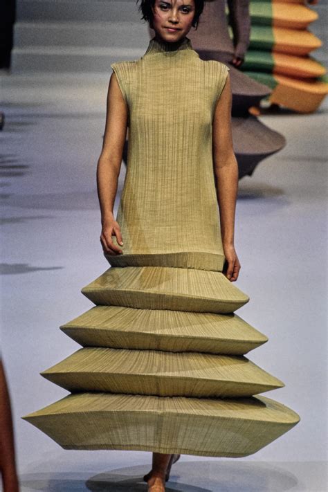 Issey Miyake Spring 1995 Ready To Wear Fashion Show Vogue In 2024