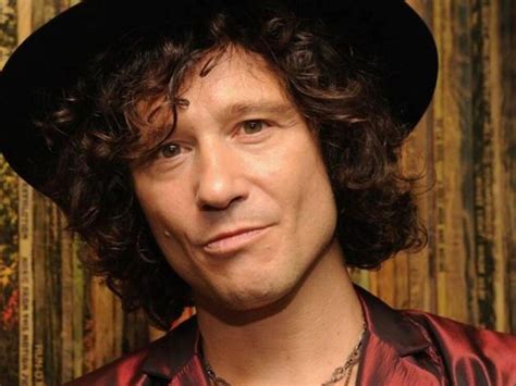 El milagro de Enrique Bunbury el rockero que no podía cantar más y al