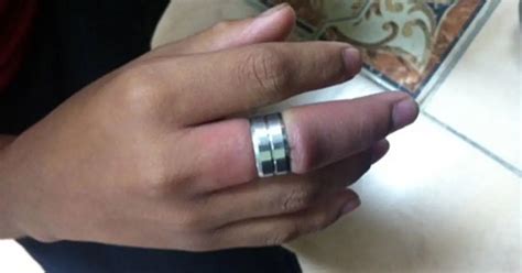 Retirez une bague coincée sur un doigt avec 2 objets communs Utilisez