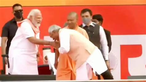 Nitish Kumar Bows Greets Pm Modi On Stage Rjd Posts Pic With Viral 2013 Speech India Today