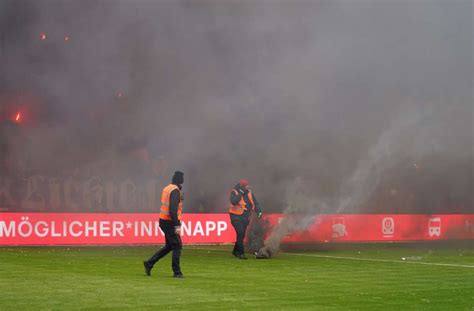 Ausschreitungen Bei Hochrisikospiel Ordner Verletzt