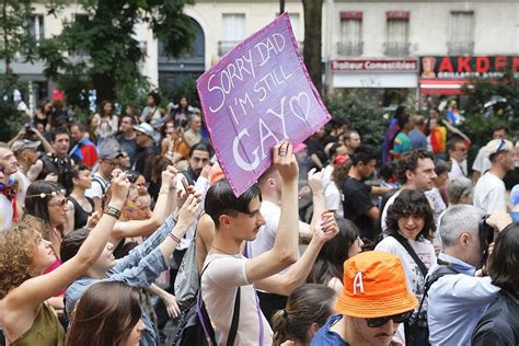 En images Pour la Marche des fiertés des milliers de personnes contre