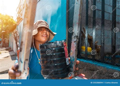 Mujer Latina Trabajando Duro Pintando Una Cerca Al Sol Foto De Archivo Imagen De Trabajador