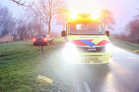 Automobiliste Verliest Macht Over Het Stuur En Botst Tegen Boom