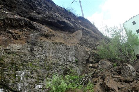 Trabzon da heyelan nedeniyle bir mahallenin yolu ulaşıma kapandı Haberler