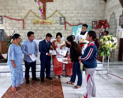 Dinas Dukcapil Dairi Serahkan Akta Nikah Pengantin Baru Di Gereja