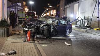 T Dlicher Unfall In Niederkassel Nrw Bmw Rast In Bushaltestelle