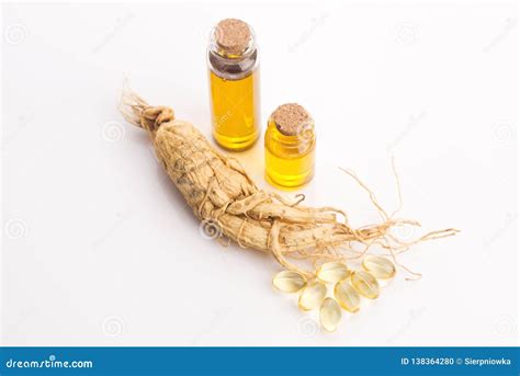 Extracto De Raíz Ginseng Y Hojas Ginkgo Biloba Foto De Archivo Imagen De Ginseng Hierba