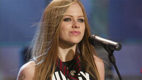 Avril Lavigne Reproduced 'Sk8er Boi' For Her TikTok Debut Coordination ...