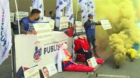 PROTEST Cu Fumigene La Ministerul Tineretului Sportului Zeci De