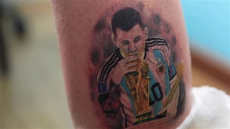 Football : Lionel Messi, un tatouage roi en Argentine