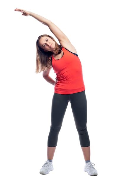 Una joven mujer delgada en ropa deportiva está haciendo gimnasia