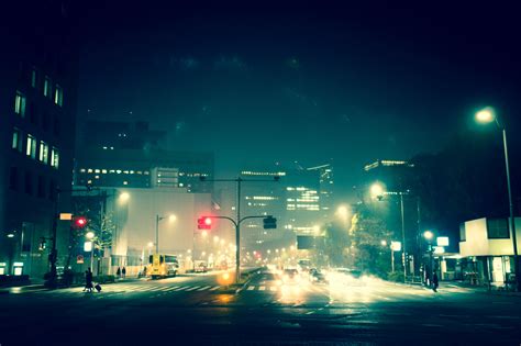 横断歩道を渡る人影｜フリー写真素材・無料ダウンロード ぱくたそ