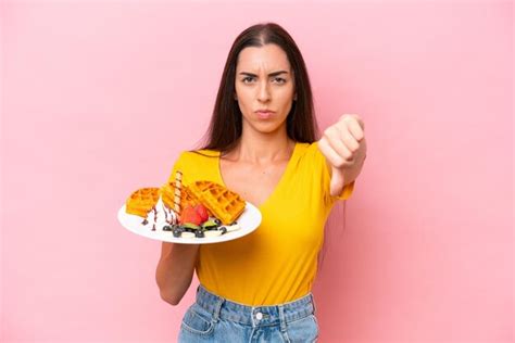 Jovem Mulher Caucasiana Segurando Waffles Isolados No Fundo Rosa