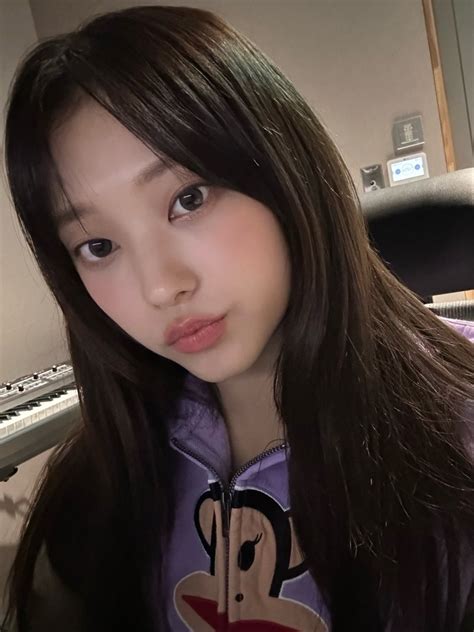 thumbs.pro : sserajeanspics:haerin phoning update